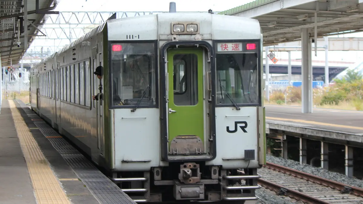The Kamaishi Line Rapid Hamayuri train departs from Morioka Station