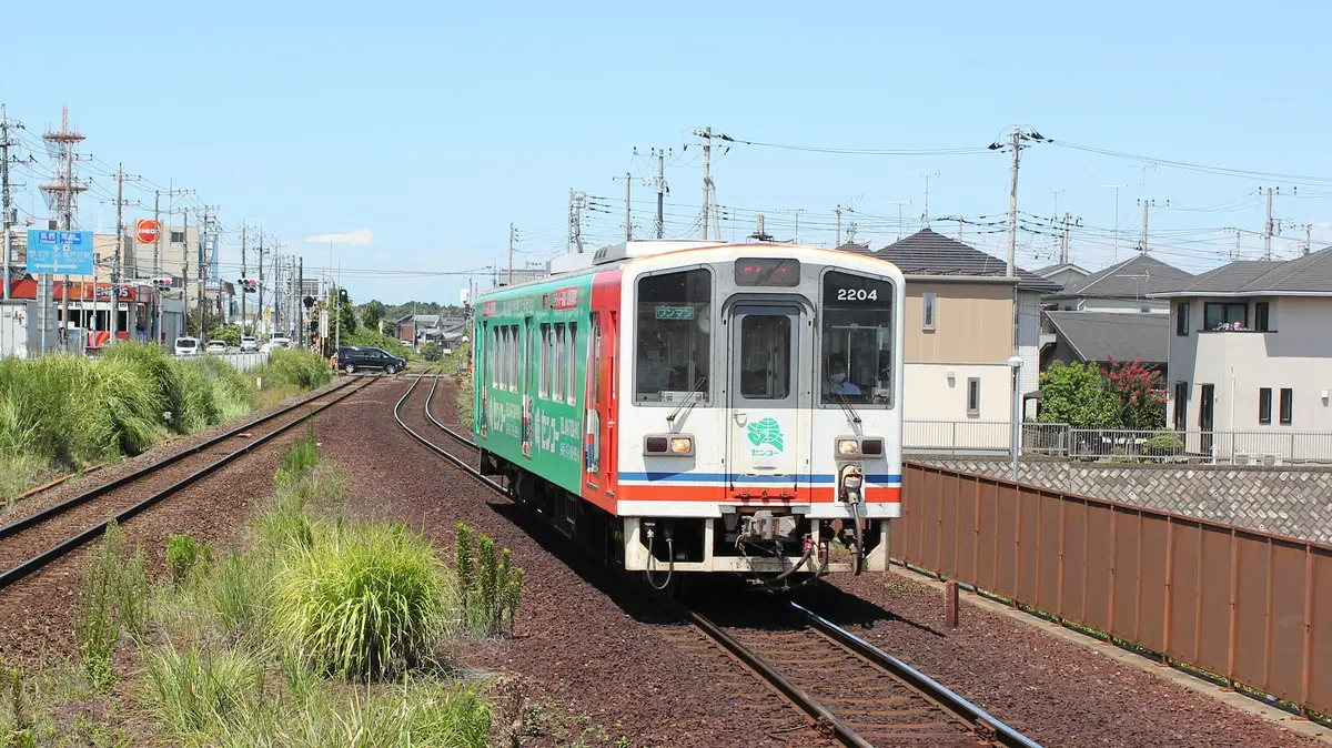 A Kanto Railway Kiha 2200 series train on the Joso Line heads towards Yumemino Station