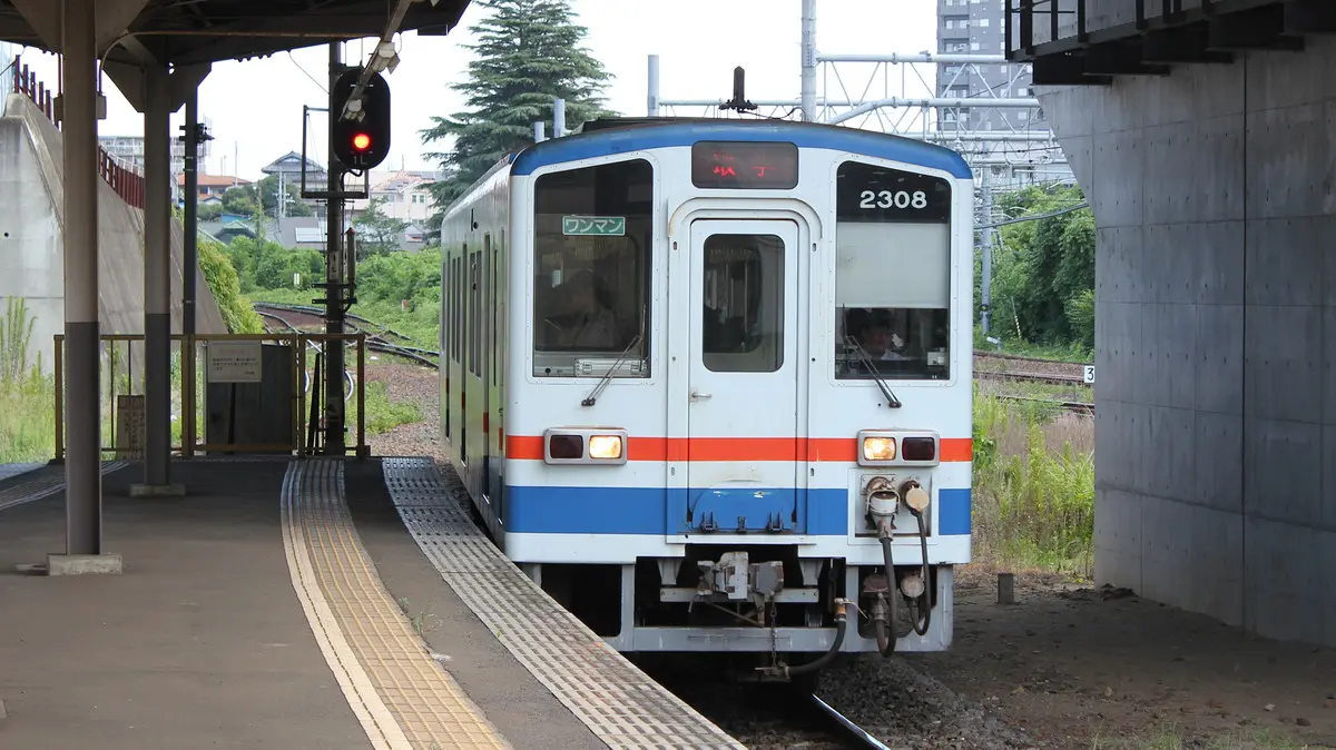 The Kantetsu Kiha 2300 series arrives at Toride Station
