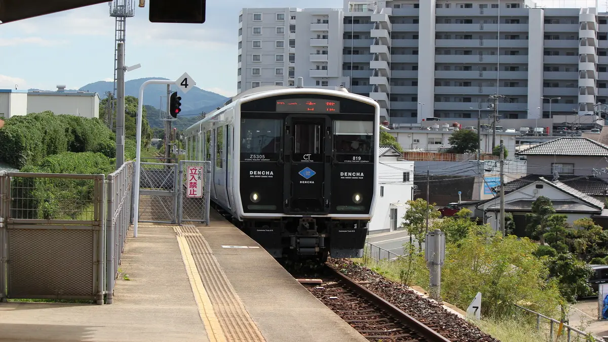 Kashii Line BEC819 series battery car arriving at Chojabaru Station