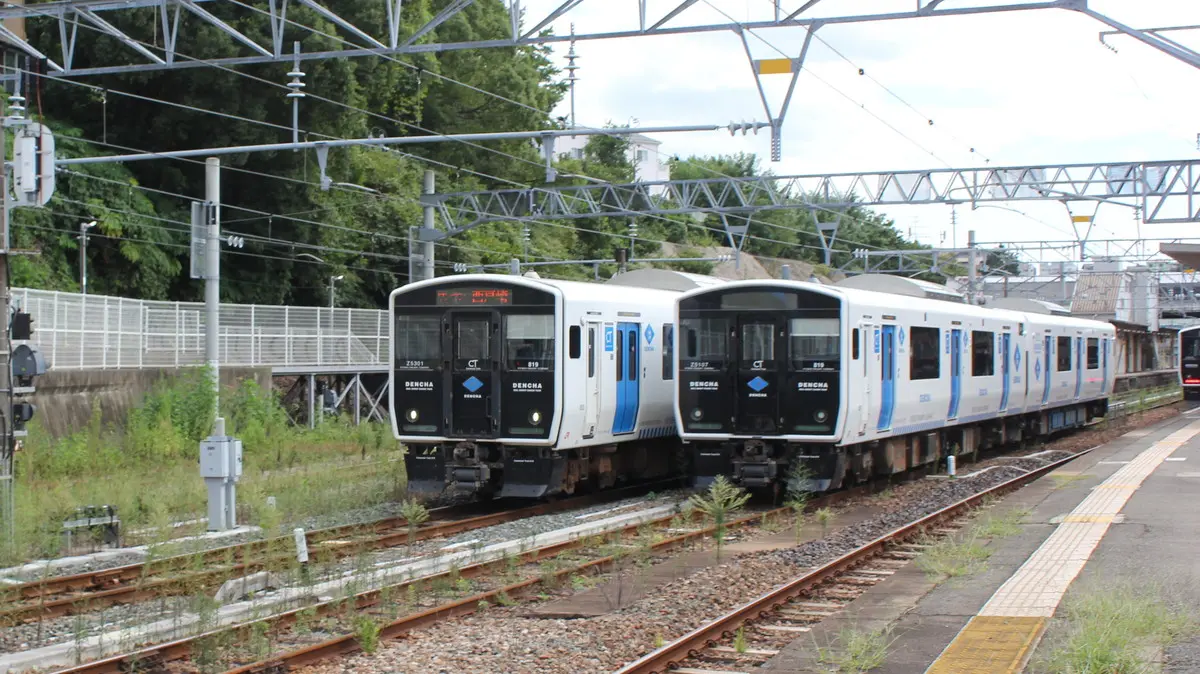 Kashii Line BEC819 series battery car departing Kashii Station