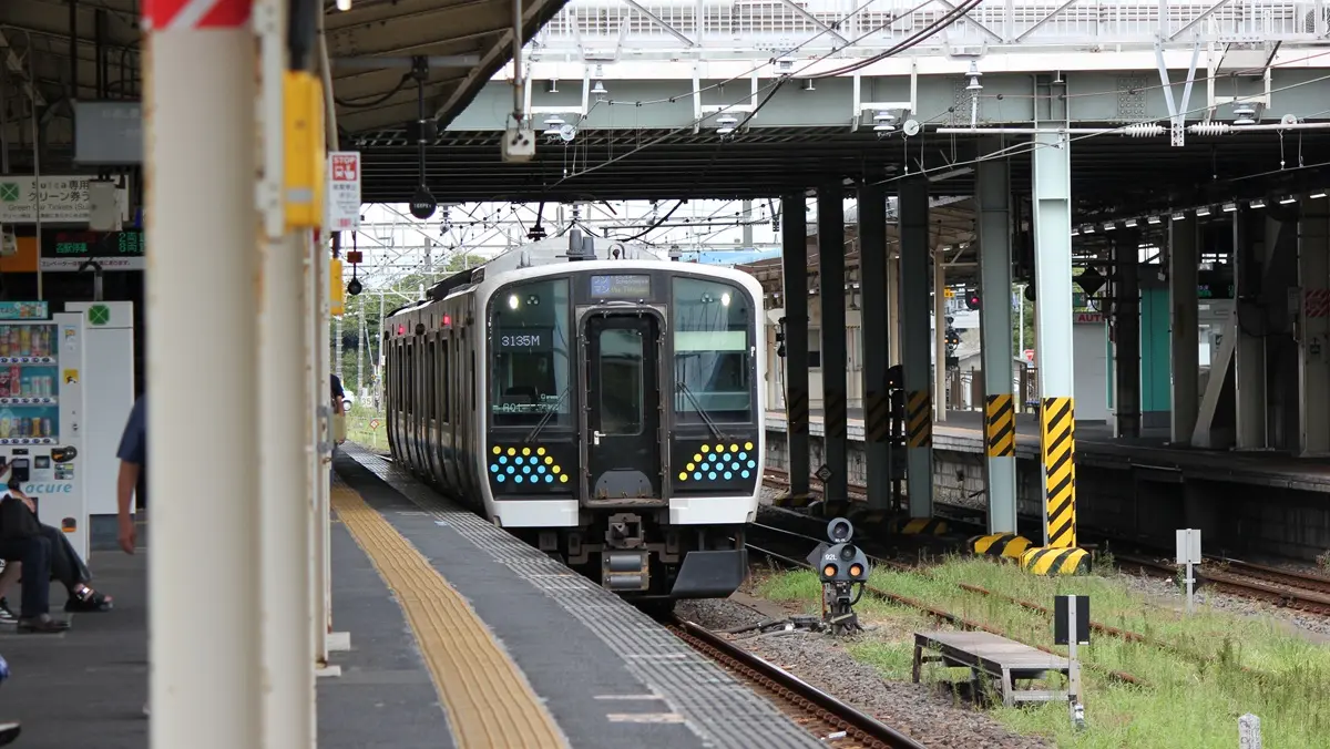 An E131 series train, the same model as the Kashima Line, is stopped at Kisarazu Station