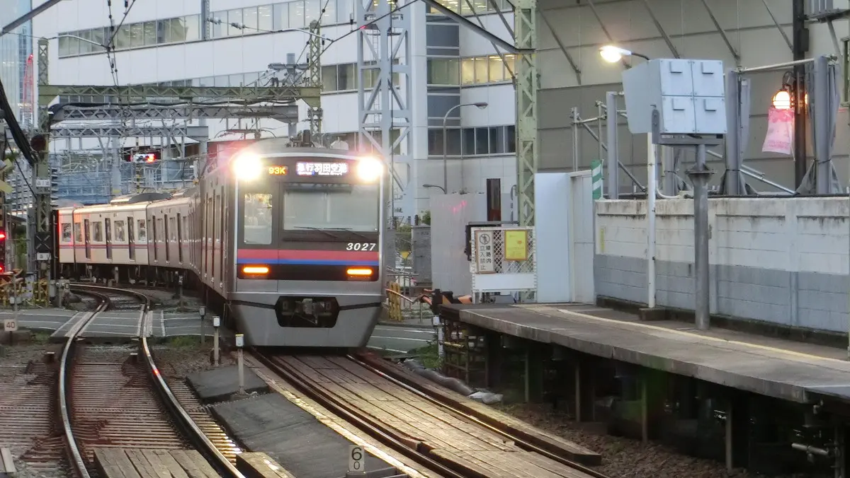 Keikyu Airport Line arriving at Kita-Shinagawa Station (Keisei 3000 series train)