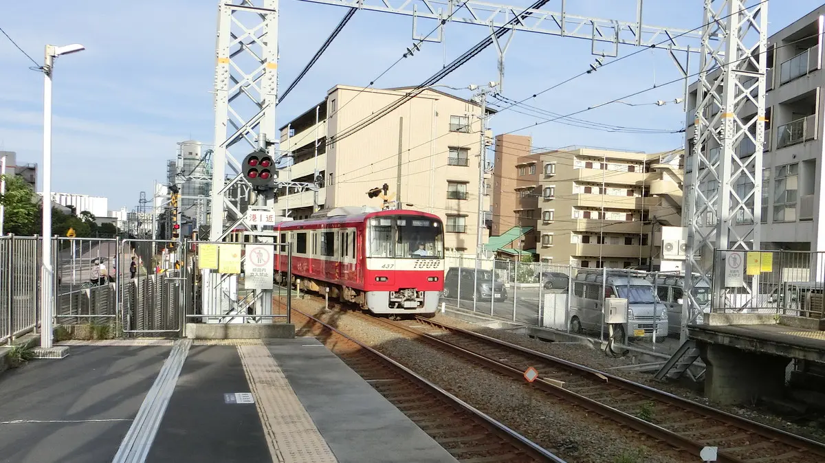 Keikyu Daishi Line 1000 series train slowing down to stop at Minatocho Station