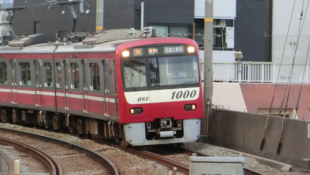 A Keikyu 1000 series train that runs directly to the Keikyu Kurihama Line arrives at Samezu Station