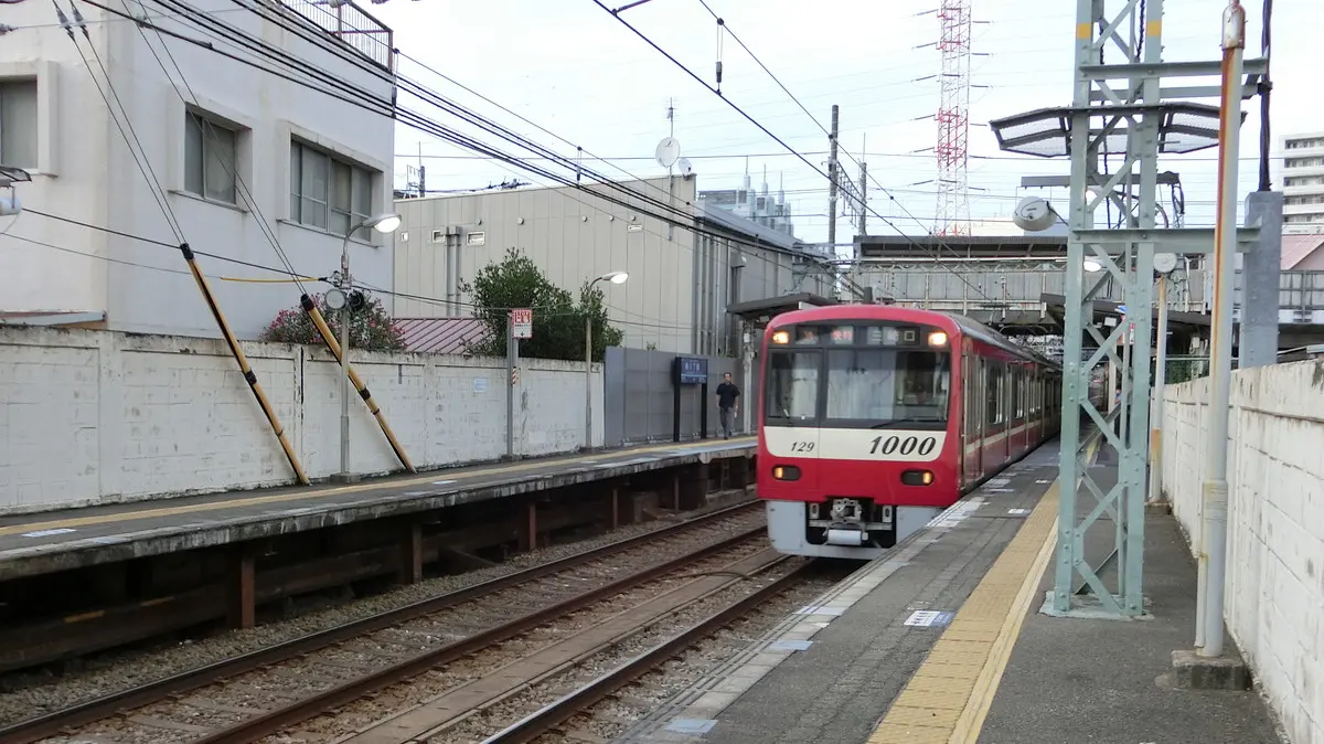 A Keikyu 1000 series that runs directly to the Keikyu Kurihama Line arrives at Hatchonawate Station