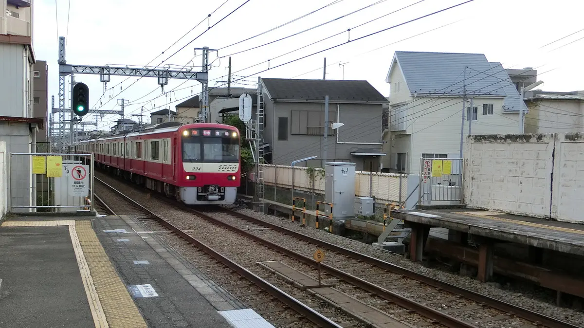 Keikyu Main Line 1000 series train passing through Hatchonawate Station