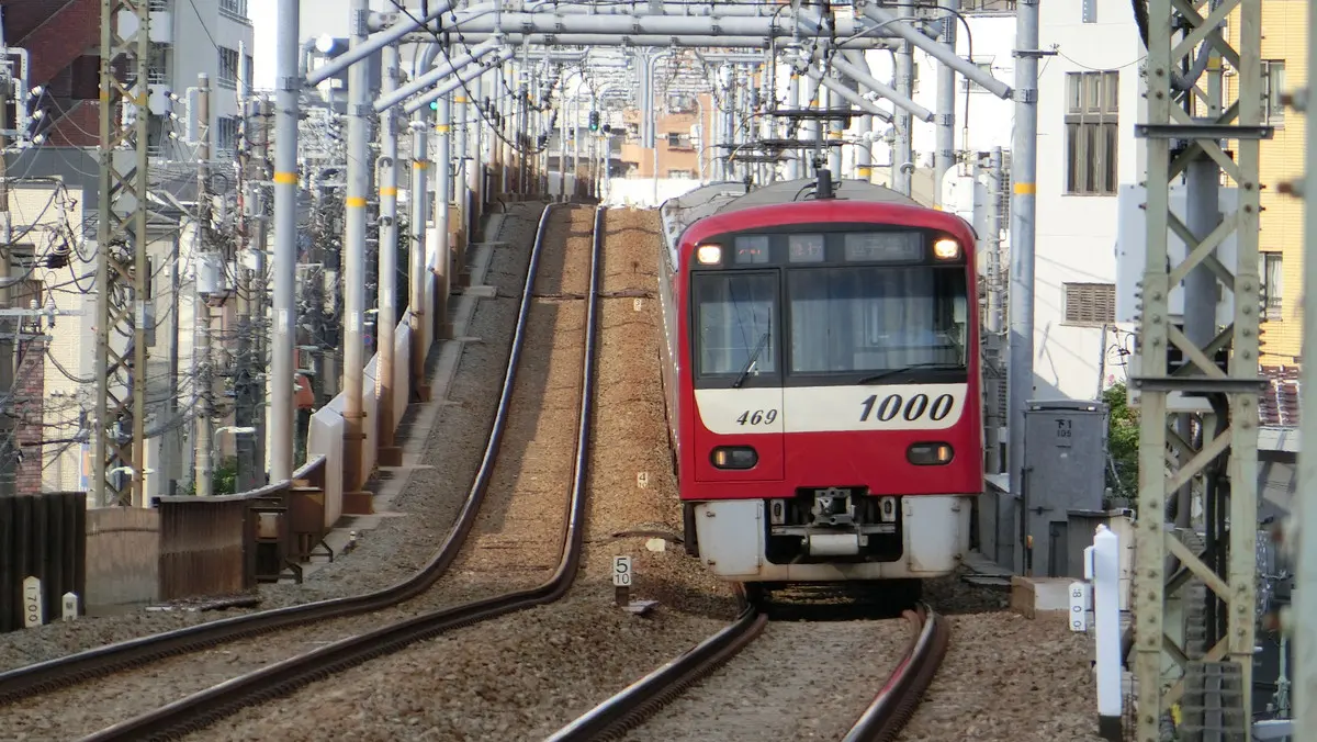 Keikyu Zushi Line 1000 series train arriving at Rokugo-dote Station