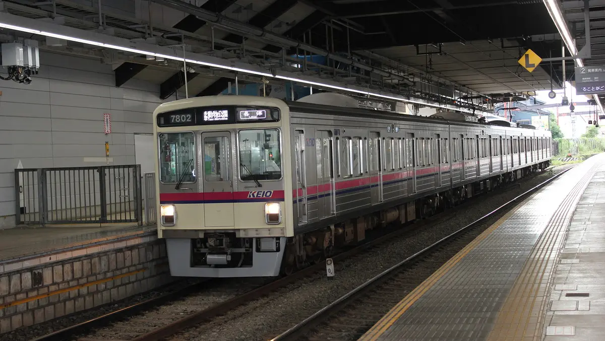 Keio Zoo Line 7500 series train waiting to depart at Takahatafudou Station