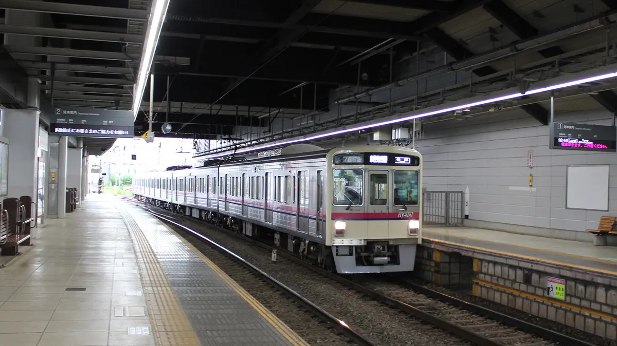 高幡不動駅に到着する京王動物園線7000系電車