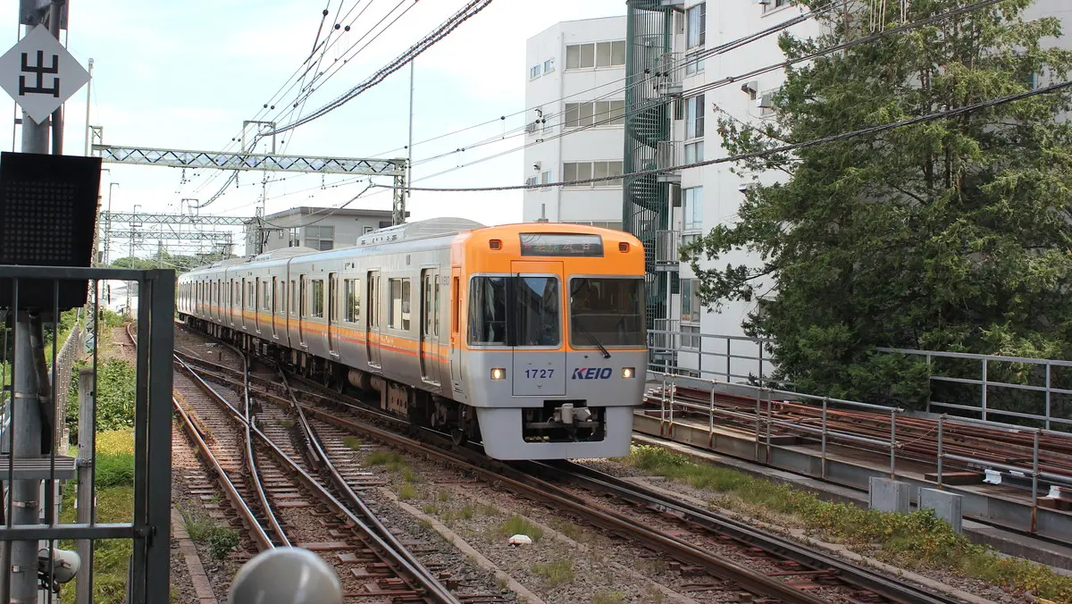吉祥寺駅に到着する京王井の頭線1000系電車