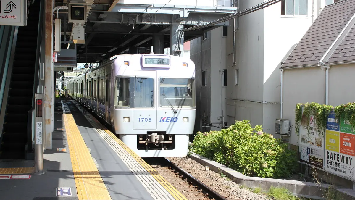 富士見ヶ丘駅を通過する京王井の頭線1000系電車