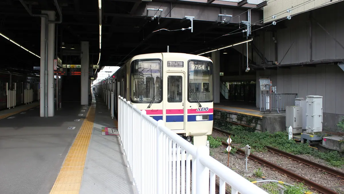 東府中駅で出発を待つ京王競馬場線9000系電車