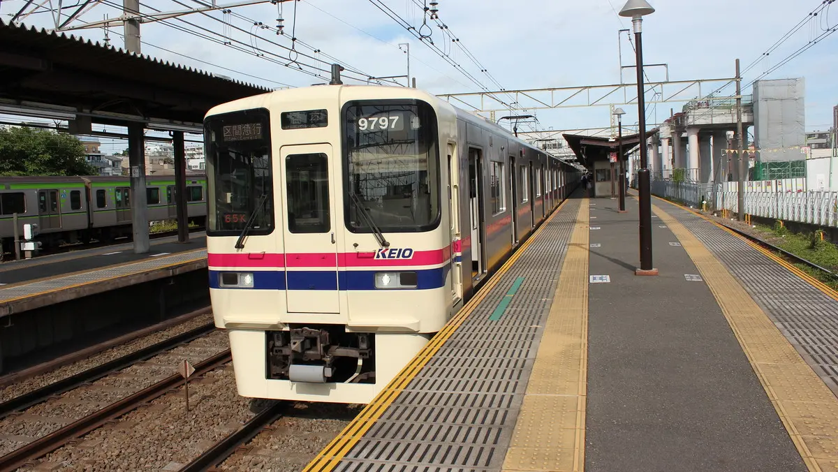 桜上水駅に停車中の京王相模原線9000系電車