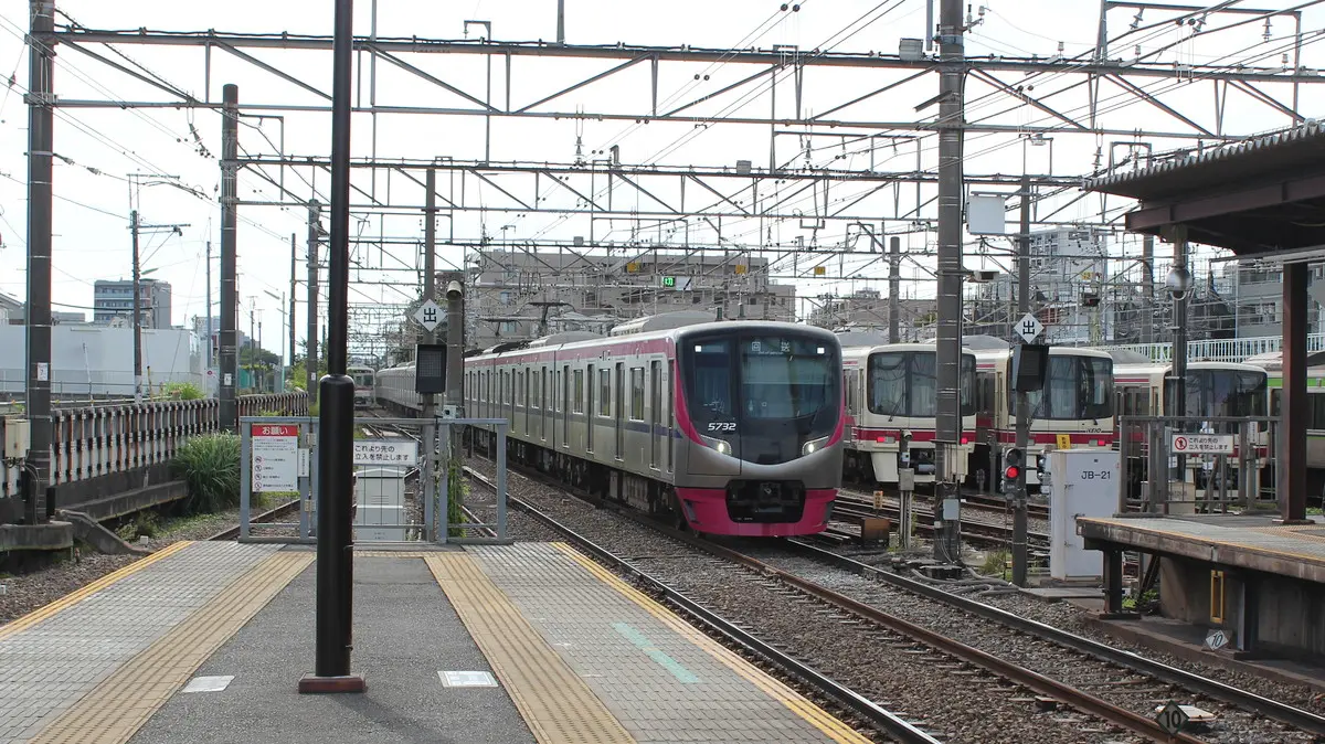 A 5000 series train, the same model as the Keio Sagamihara Line, arrives at Sakurajosui Station