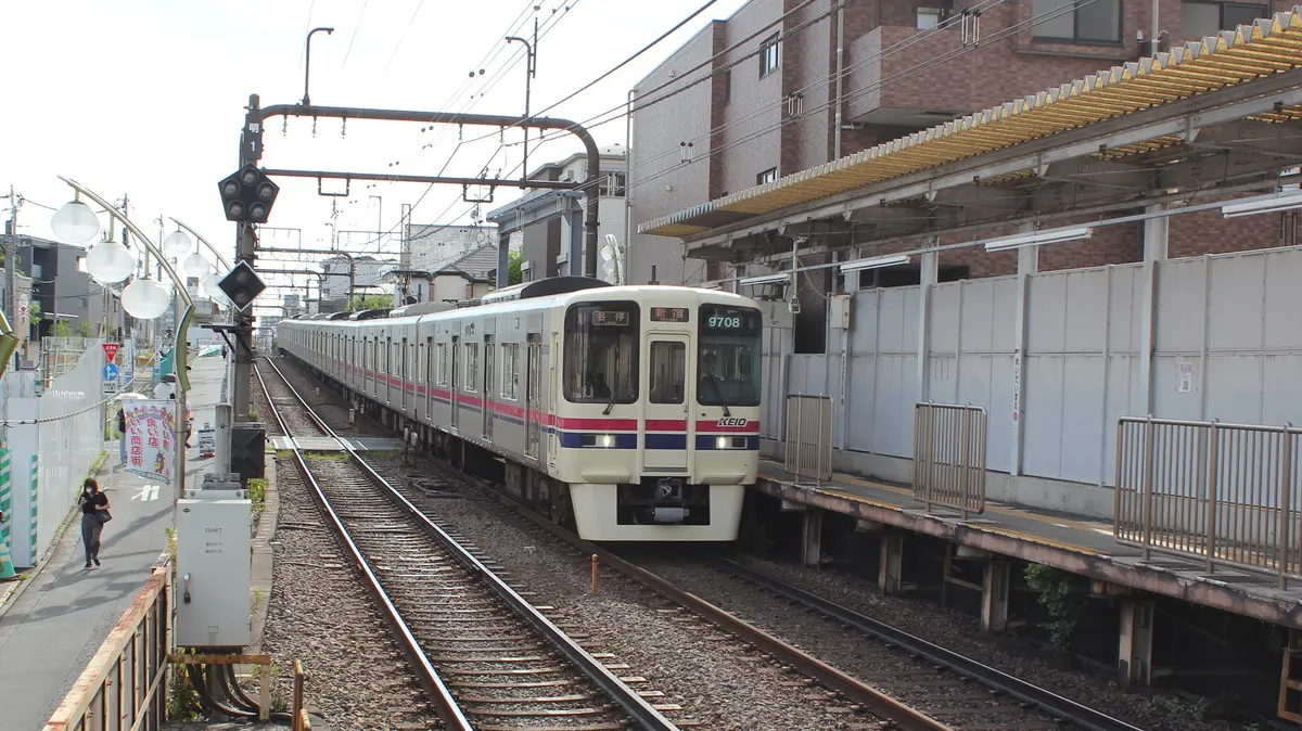 A 9000 series train arriving at Meidaimae Station, coming directly from the Keio Takao Line