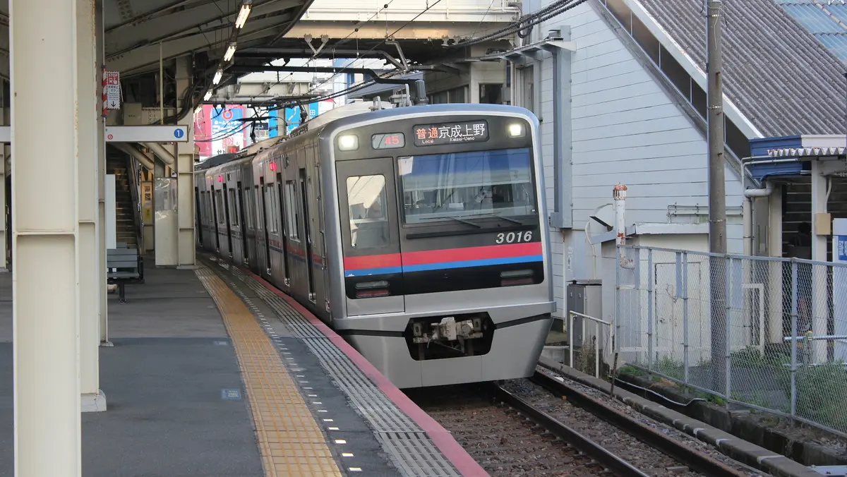 A direct train (3000 series) from the Keisei Chiba Line arrives at Funabashi Keibajo Station