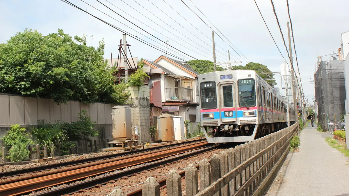 A Keisei 3500 series train, the same model as the Shibayama Railway Line, runs near Onigoe
