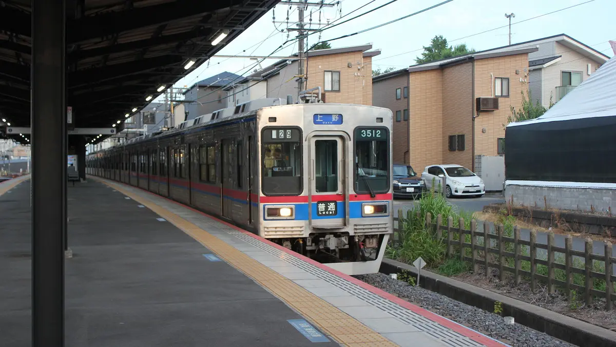 A 3500 series train, the same model as the Shibayama Railway Line, arrives at Higashi-Nakayama