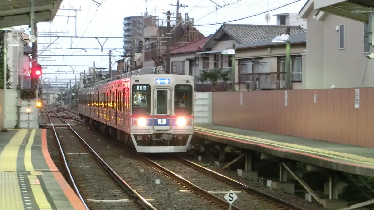 京成金町線3500形電車が柴又駅に到着