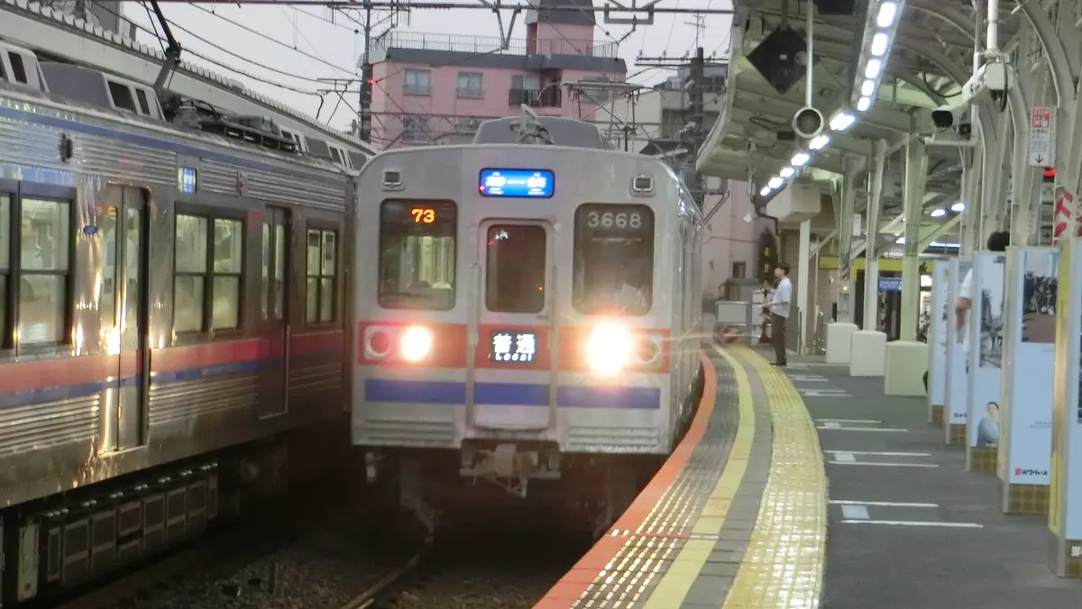 京成金町線3500形電車が柴又駅に停車
