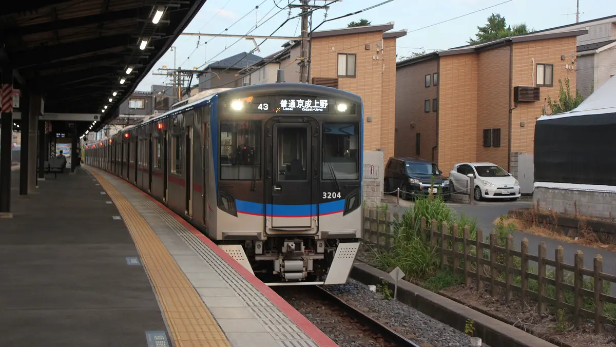 Keisei Main Line 3200 series train stopped at Higashi-Nakayama Station
