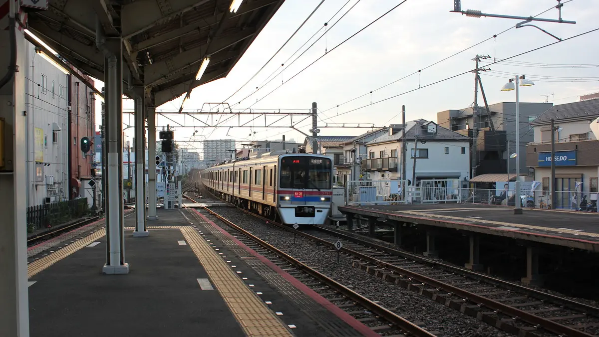 Keisei Oshiage Line 3700 series train arriving at Funabashi Keibajo Station