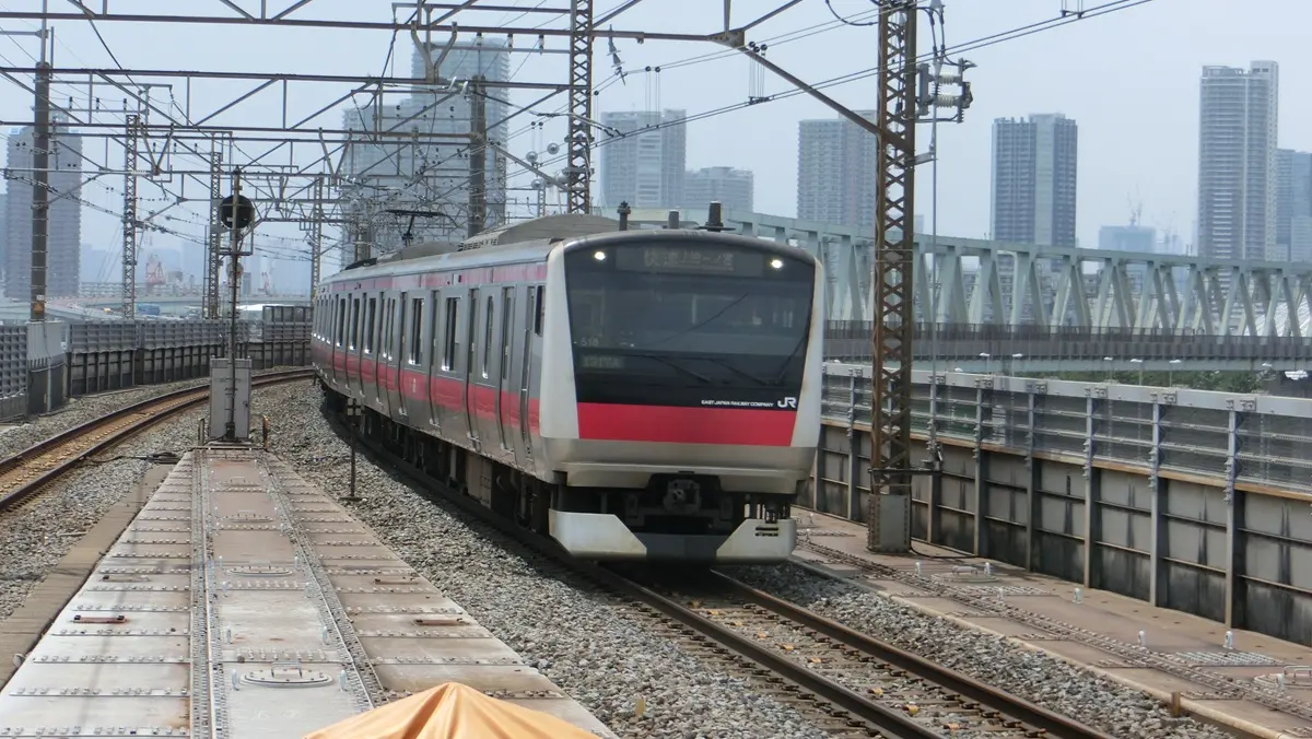JR Keiyo Line E233 series 5000 entering Shin-Kiba Station