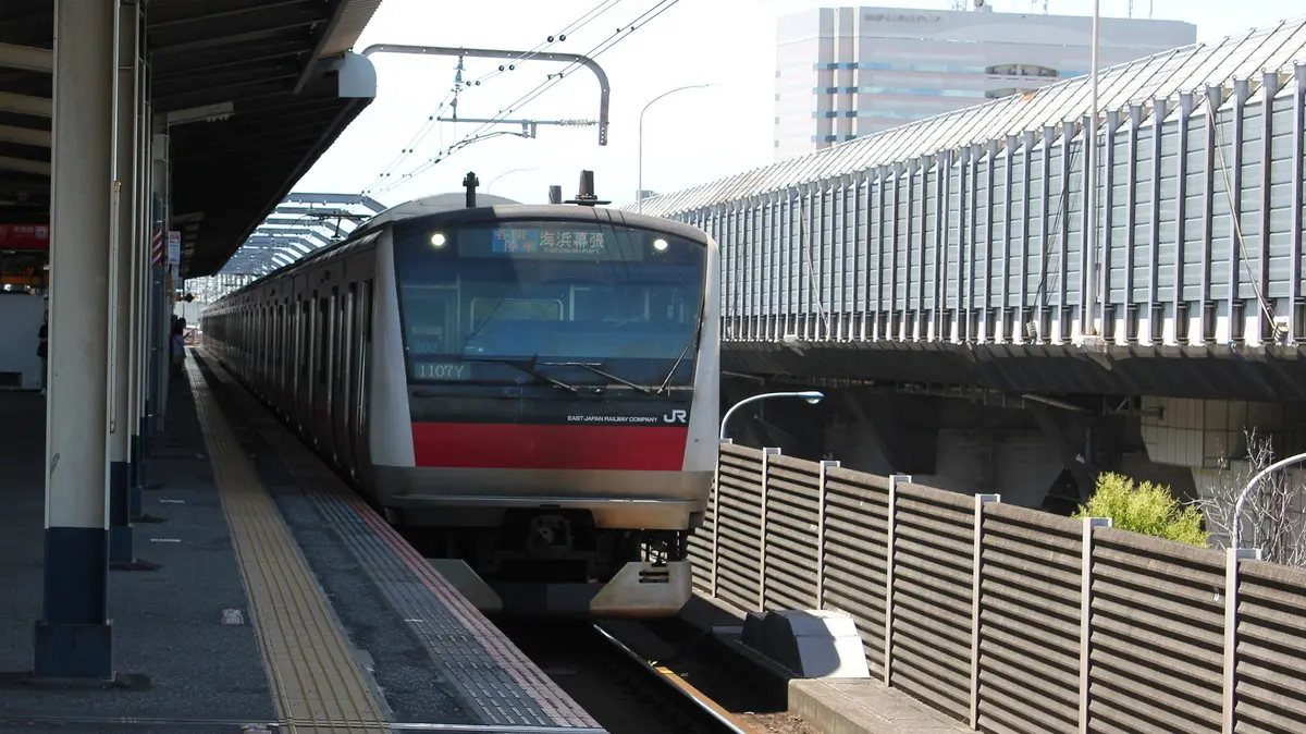 南船橋駅に到着したJR京葉線E233系5000番台