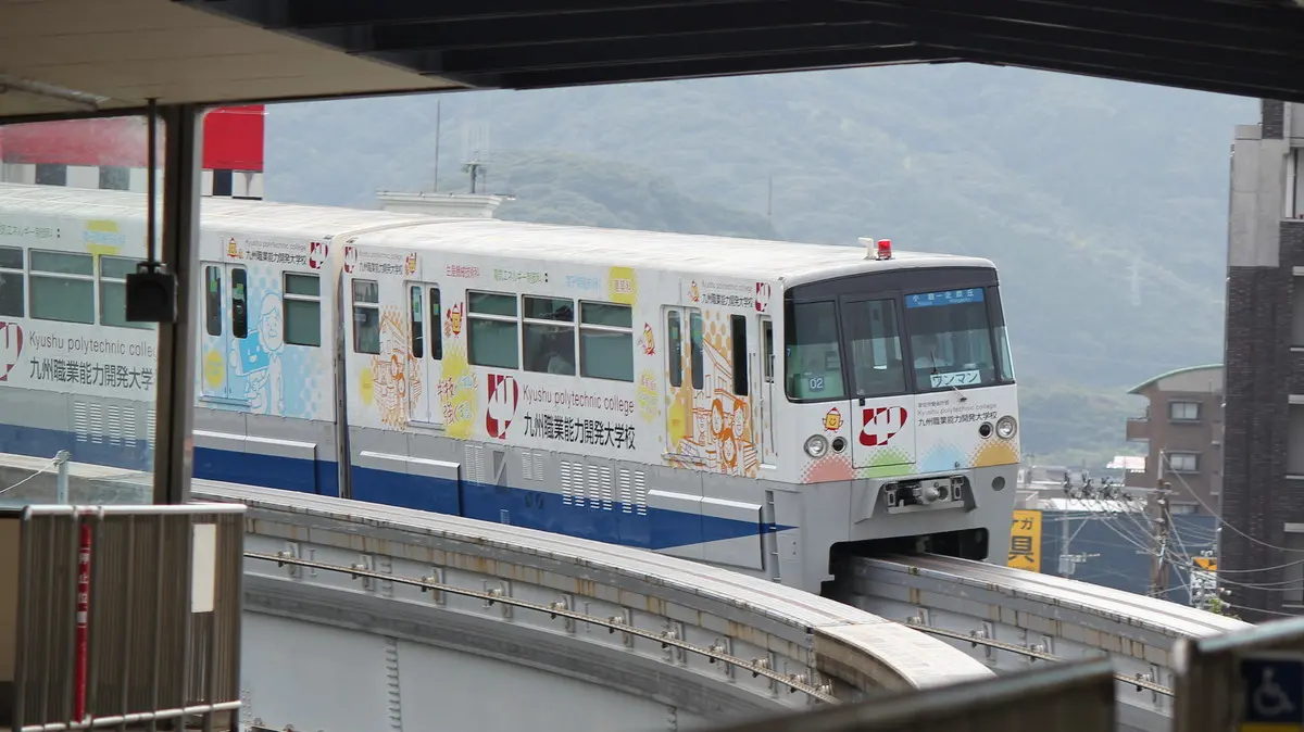 Kitakyushu Monorail 1000 series train arriving at Tokuriki Arashiyamaguchi station