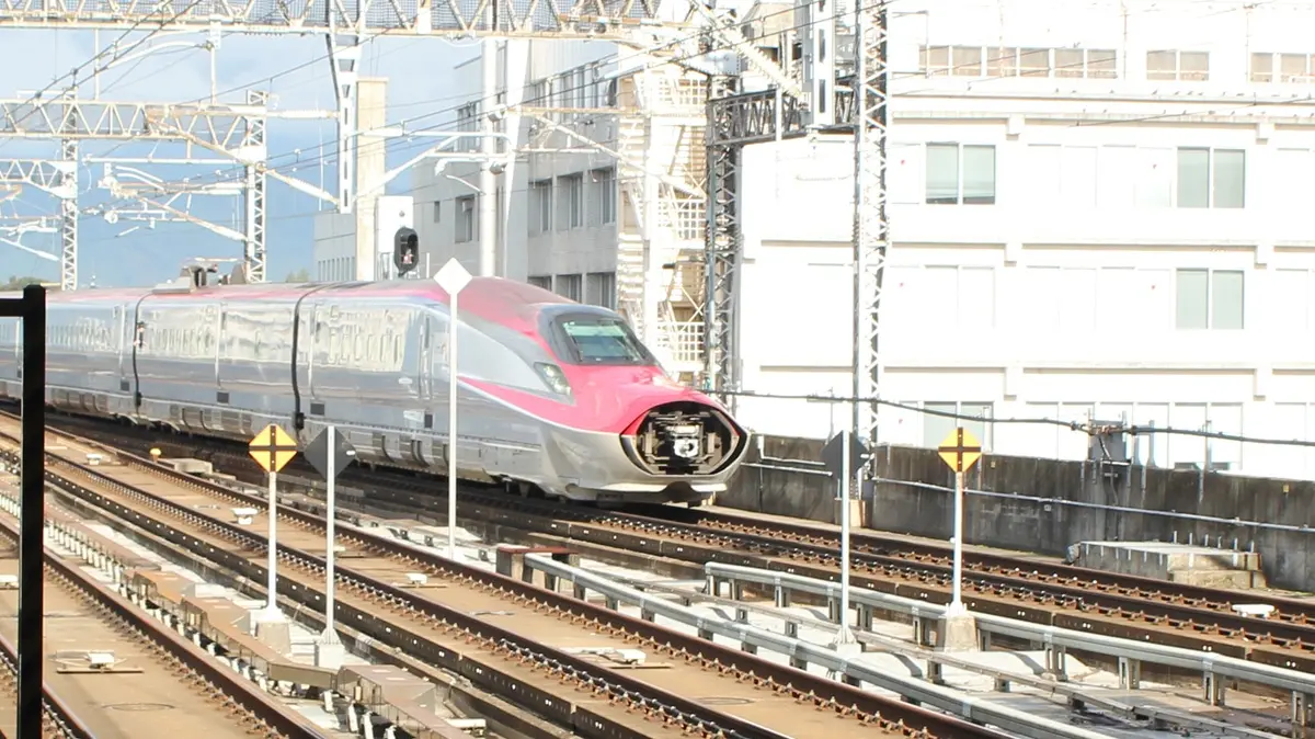 An Akita Shinkansen Komachi E6 series train before Morioka Station