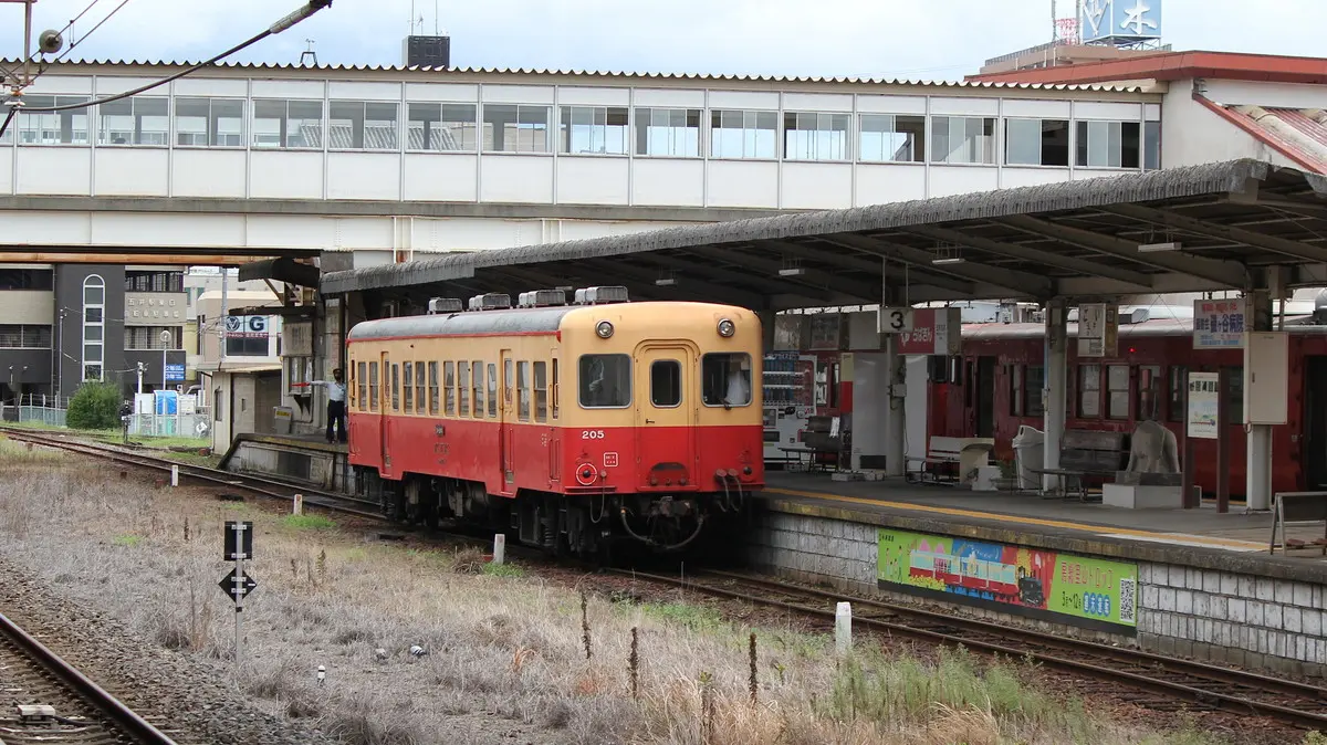 五井駅に到着した小湊鉄道線キハ200形気動車