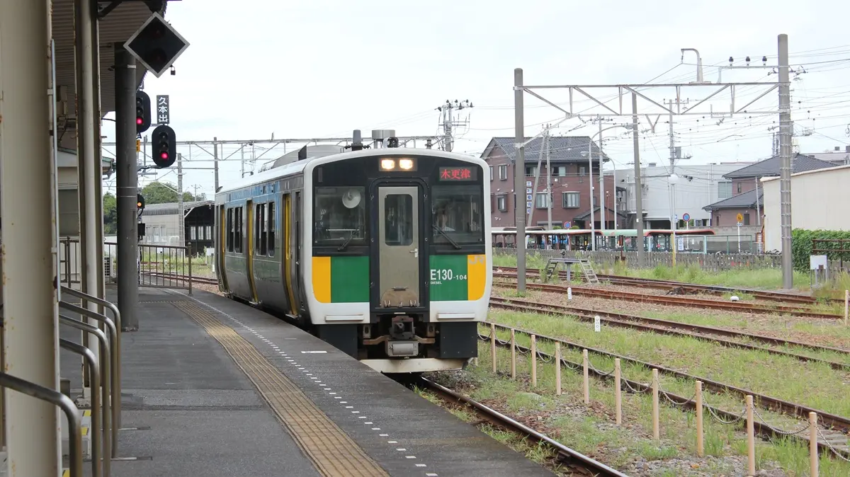 Kururi Line Kiha E130 series 100 diesel railcar arriving at Kisarazu Station