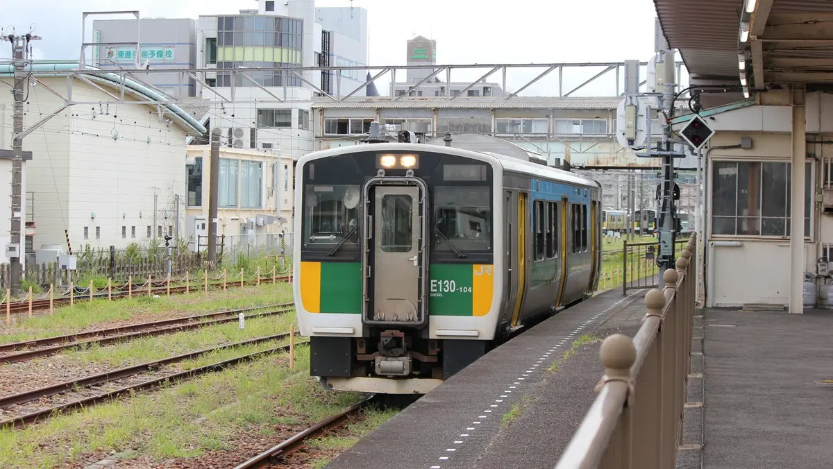 木更津駅を出発する久留里線キハE130系100番台気動車