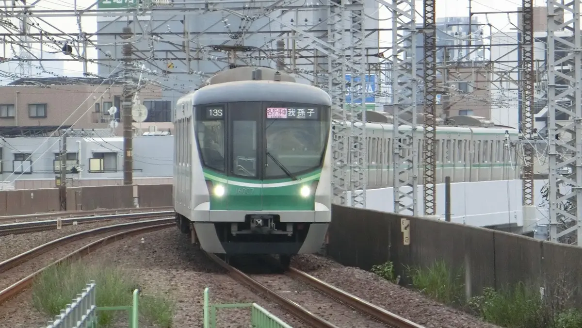 乗入れ先の亀有駅に向かう東京メトロ千代田線16000系電車
