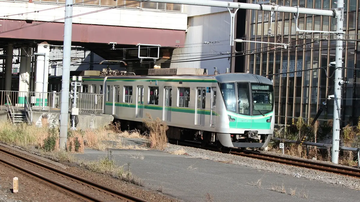 柏駅を出発した東京メトロ千代田線16000系電車