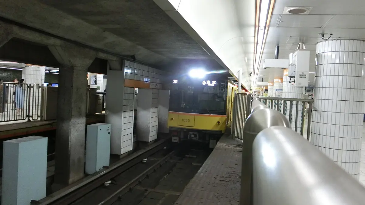 Tokyo Metro Ginza Line 1000 series train arriving at Omotesando Station