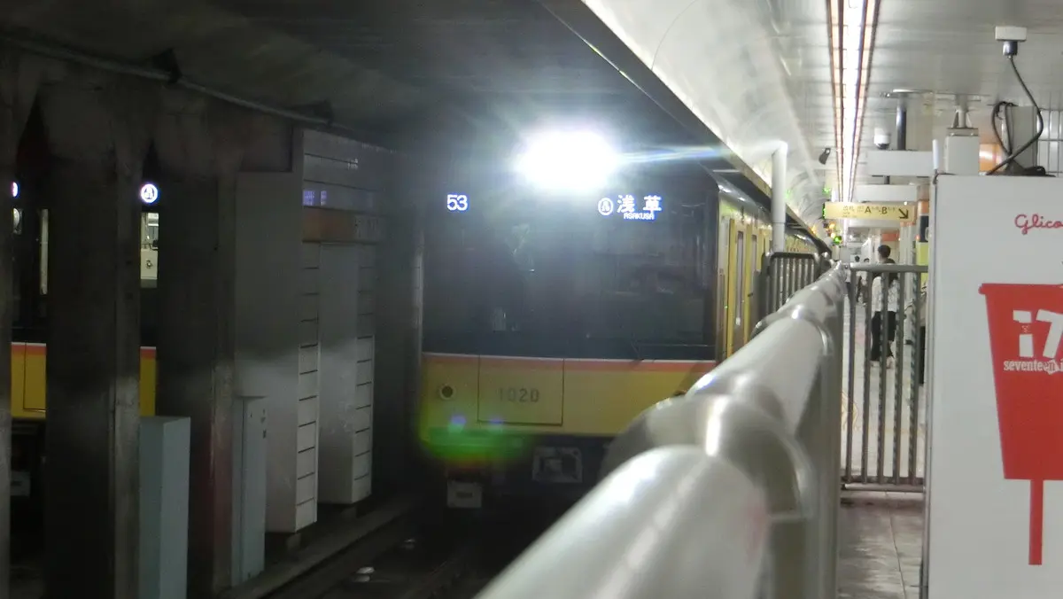 表参道駅に停車中の東京メトロ銀座線1000系電車