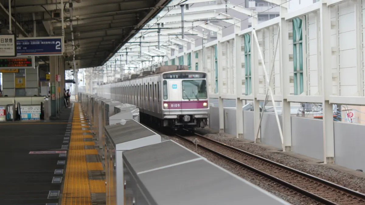 蒲生駅を通過する半蔵門線8000系電車