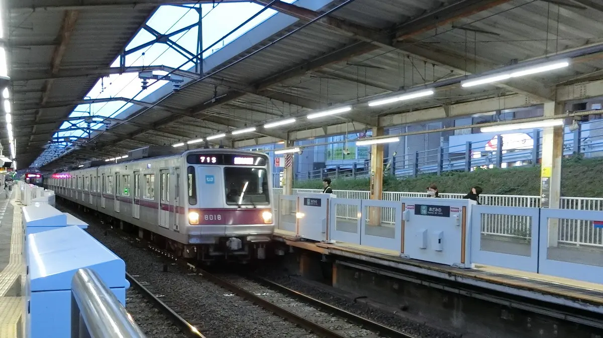 あざみ野駅に到着した半蔵門線8000系電車