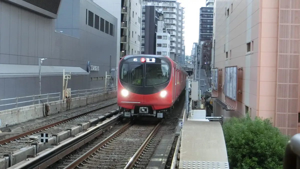 後楽園駅に到着する東京メトロ丸ノ内線2000系電車