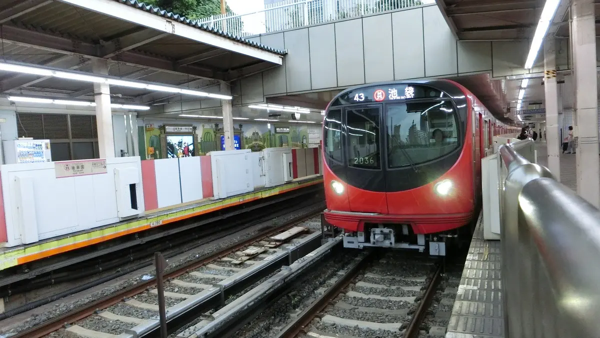 後楽園駅に停車中の東京メトロ丸ノ内線2000系電車