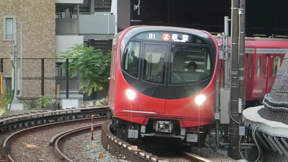 後楽園駅に到着する東京メトロ丸ノ内線2000系電車