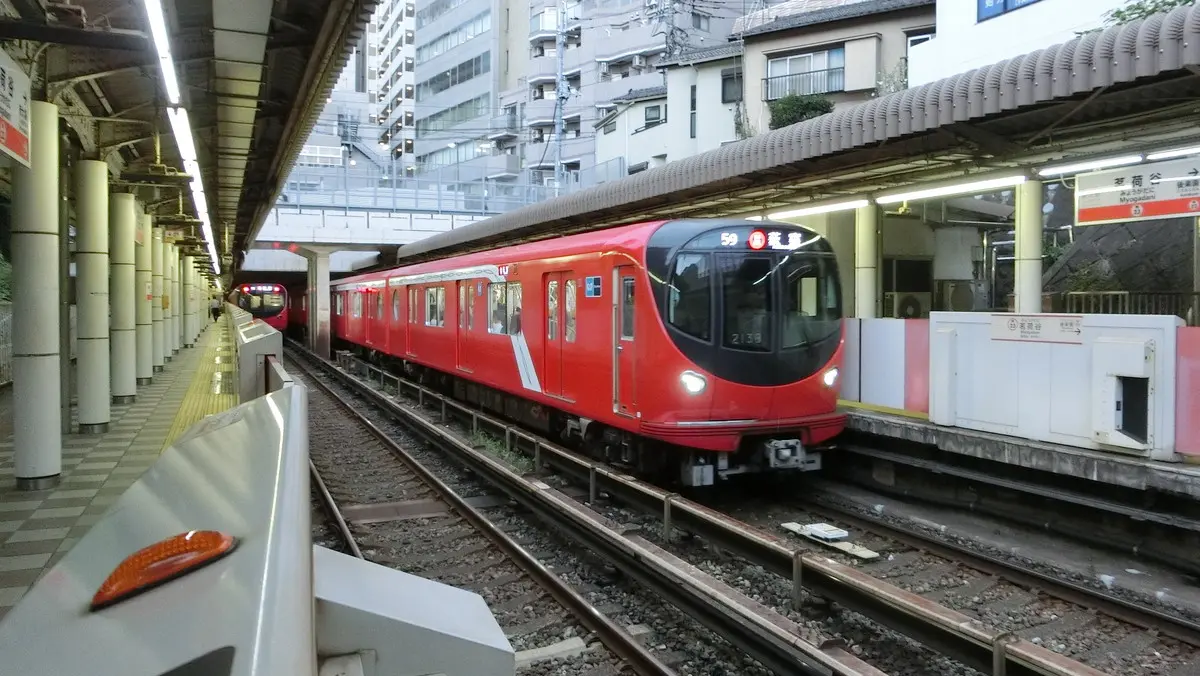 茗荷谷駅に到着した東京メトロ丸ノ内線2000系電車