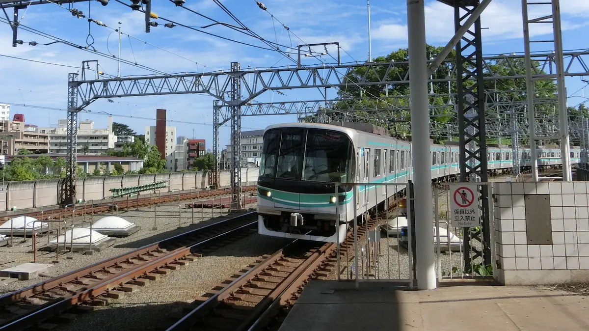 A 9000 series train that runs directly to the Tokyo Metro Namboku Line arrives at Tamagawa Station