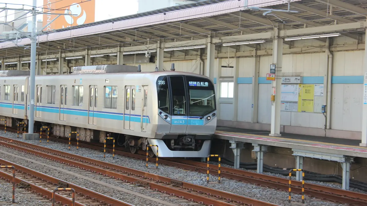 Tokyo Metro Tozai Line 15000 series train arriving at Baraki-Nakayama Station