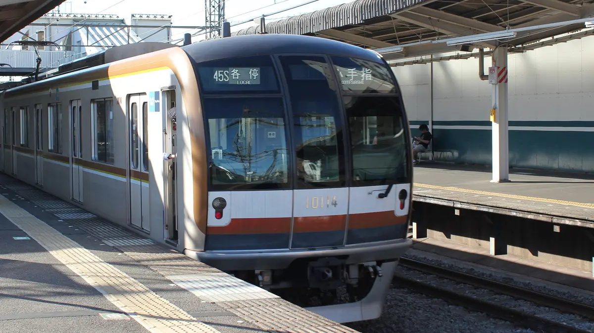 西所沢駅に停車中の東京メトロ有楽町線10000系電車