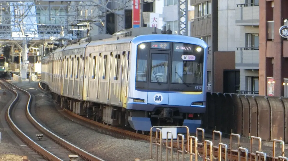 A Tokyu 5050 series running directly on the Minatomirai Line is running near Akitsu Station