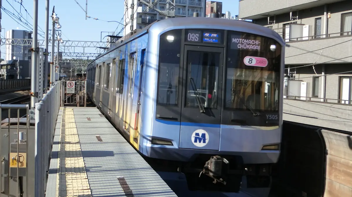 Minatomirai Line Y500 series arriving at direct destination Shin-Maruko Station