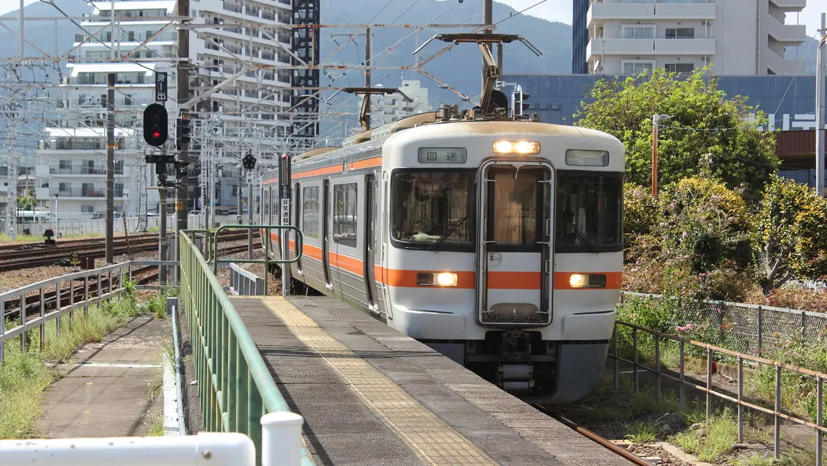 Minobu Line 313 series train arriving at Fuji Station as a deadhead train